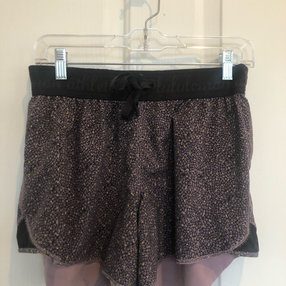 Lululemon Reversible Shorts Size 8 Lilac/Floral